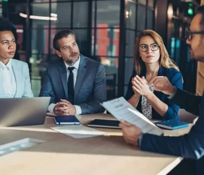 Equipe de advogados trabalhando no escritório