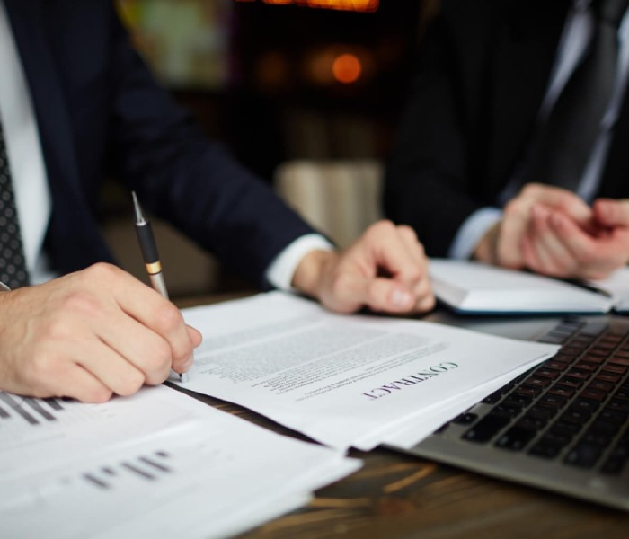 Discussão de caso jurídico do cliente com a equipe jurídica do escritório